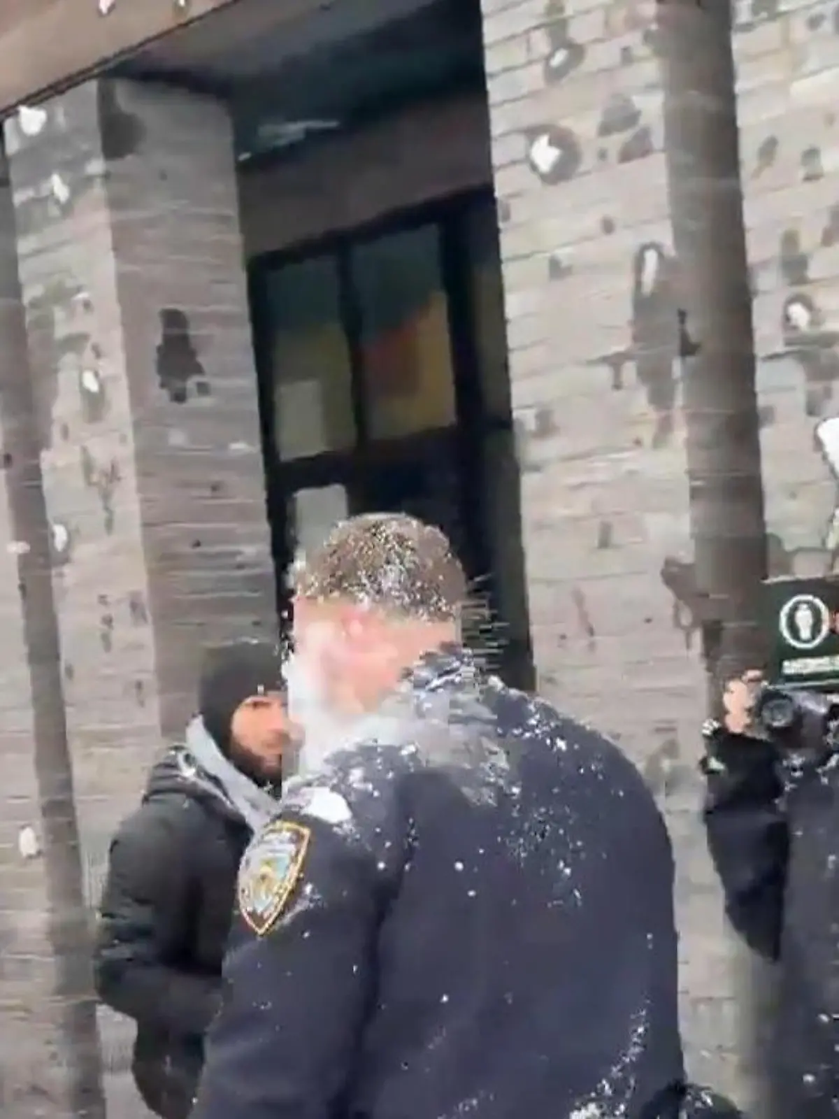 Bild zu: "Riesige Schneeballschlacht! New Yorker Polizisten werden plötzlich zur Zielscheibe"