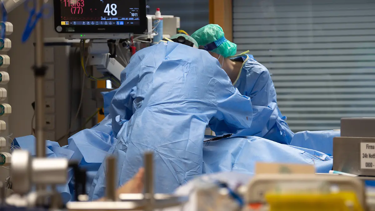 ARCHIV - 08.01.2021, Baden-Württemberg, Ludwigsburg: Medizinisches Personal legt auf einer Intensivstation des RKH Klinikums Ludwigsburg einem Covid-19-Patienten einen Zugang für die künstliche Beatmung. (zu dpa: «Experte: Planbare Eingriffe werden wegen Corona wieder abgesagt») Foto: Sebastian Gollnow/dpa +++ dpa-Bildfunk +++