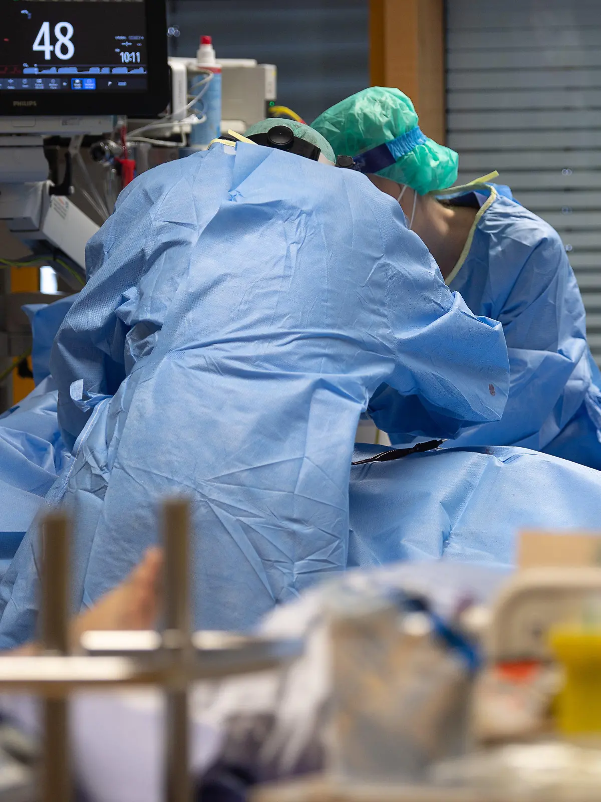 ARCHIV - 08.01.2021, Baden-Württemberg, Ludwigsburg: Medizinisches Personal legt auf einer Intensivstation des RKH Klinikums Ludwigsburg einem Covid-19-Patienten einen Zugang für die künstliche Beatmung. (zu dpa: «Experte: Planbare Eingriffe werden wegen Corona wieder abgesagt») Foto: Sebastian Gollnow/dpa +++ dpa-Bildfunk +++
