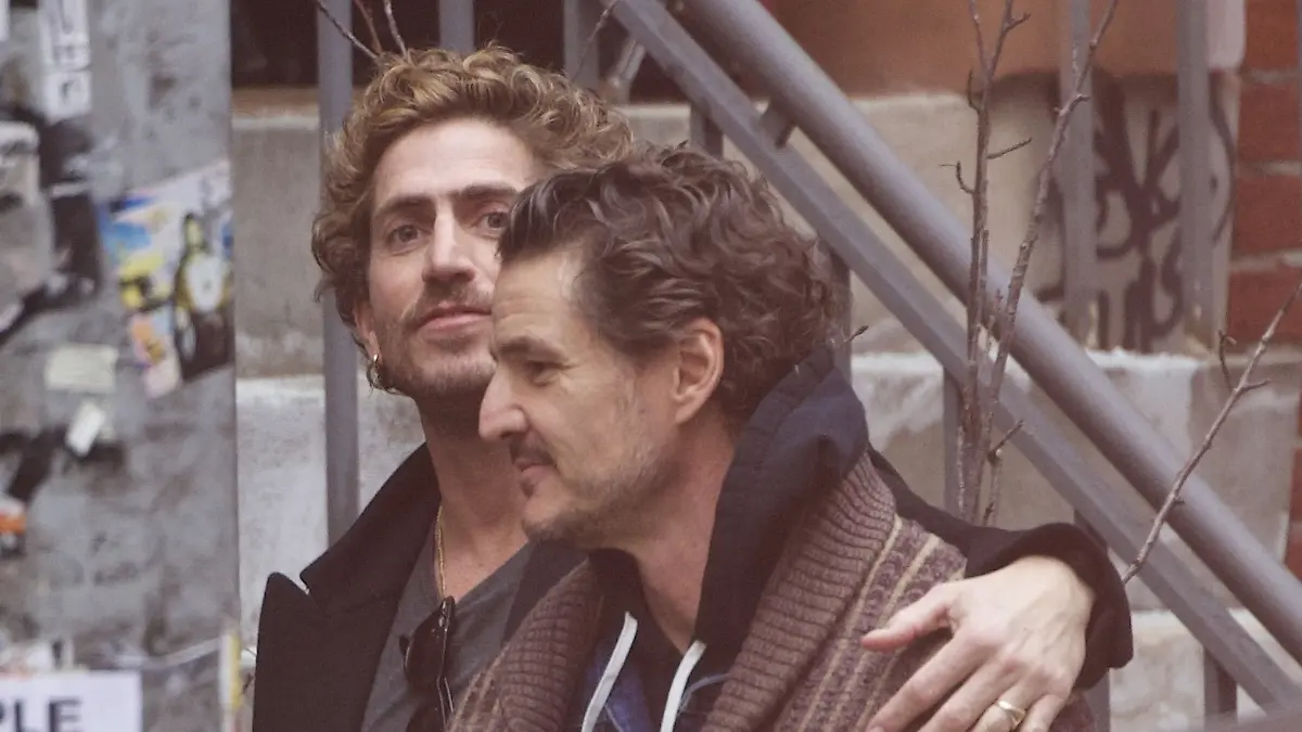 Arm in Arm verlassen Pedro Pascal und Rafael Olarra am Dienstag (17. Februar) ein Hotel in New York, um zum gemeinsamen Lunch zu gehen