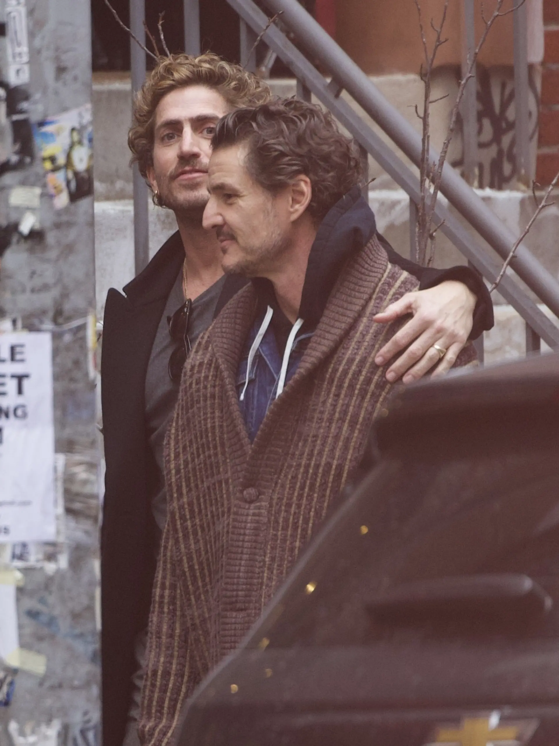 Arm in Arm verlassen Pedro Pascal und Rafael Olarra am Dienstag (17. Februar) ein Hotel in New York, um zum gemeinsamen Lunch zu gehen