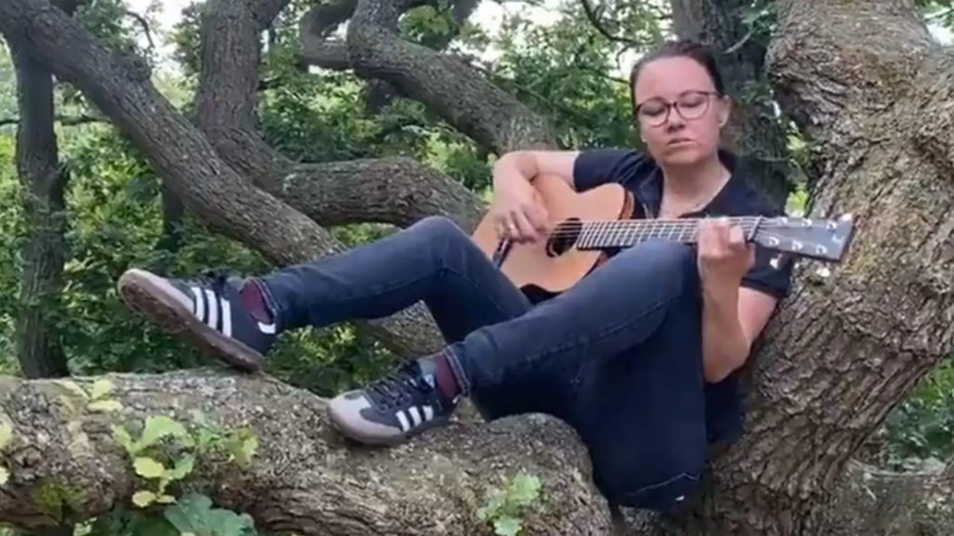 Michelle Müntefering singt mit Guitarre.