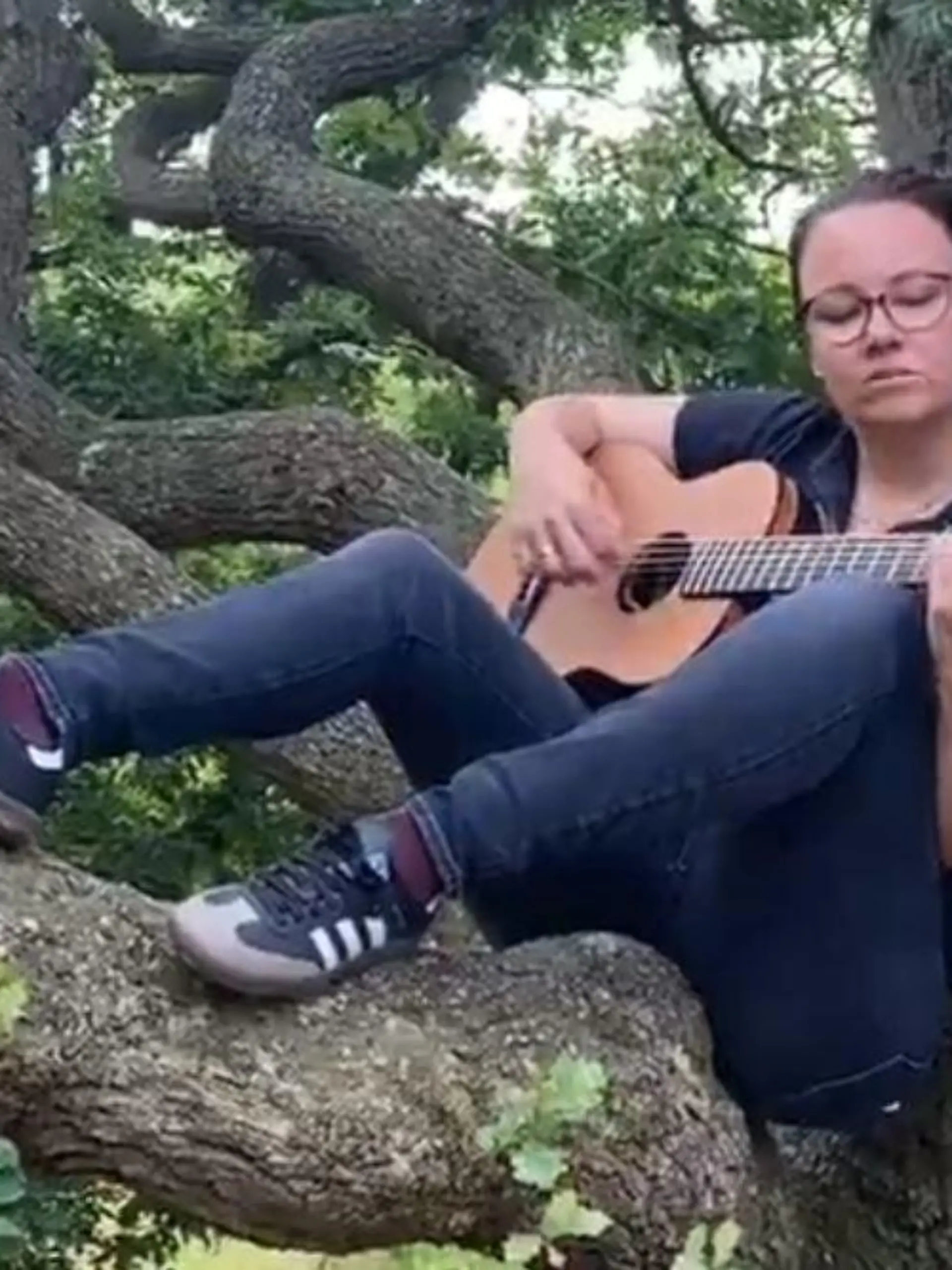 Michelle Müntefering singt mit Guitarre.