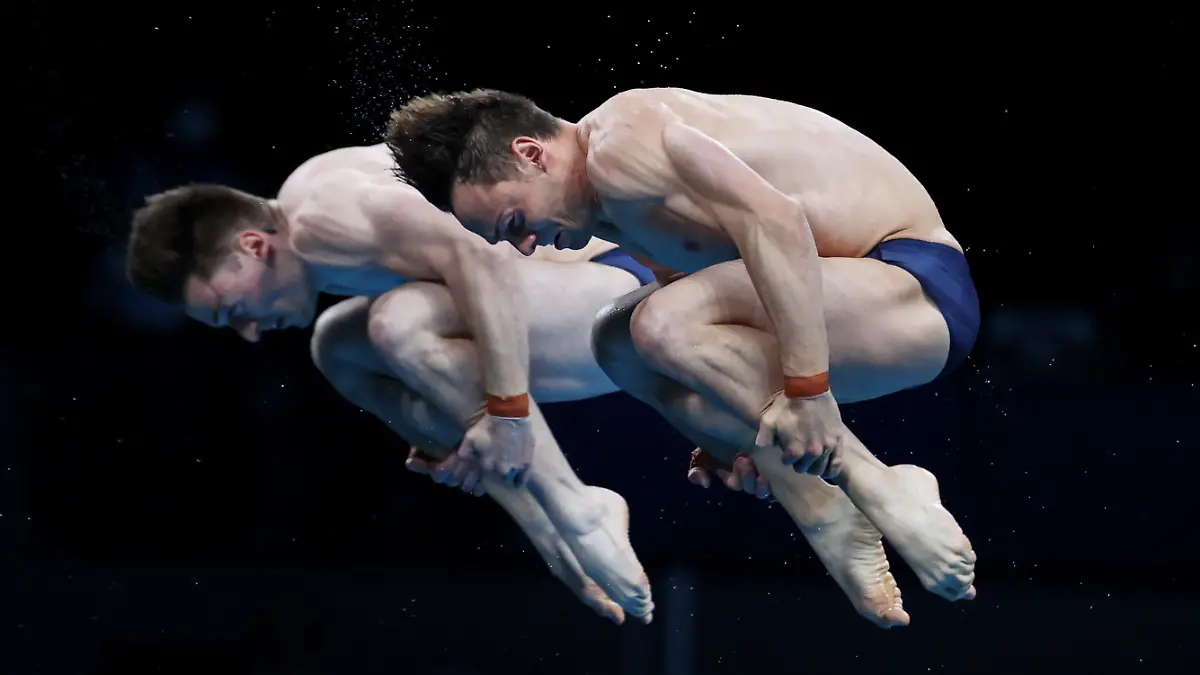 TOKYO, JAPAN - JULY 26: Tom Daley and Matty Lee of Team Great Britain compete during the Men's Synchronised 10m Platform Final on day three of the Tokyo 2020 Olympic Games at Tokyo Aquatics Centre on July 26, 2021 in Tokyo, Japan. (Photo by Al Bello/Getty Images)