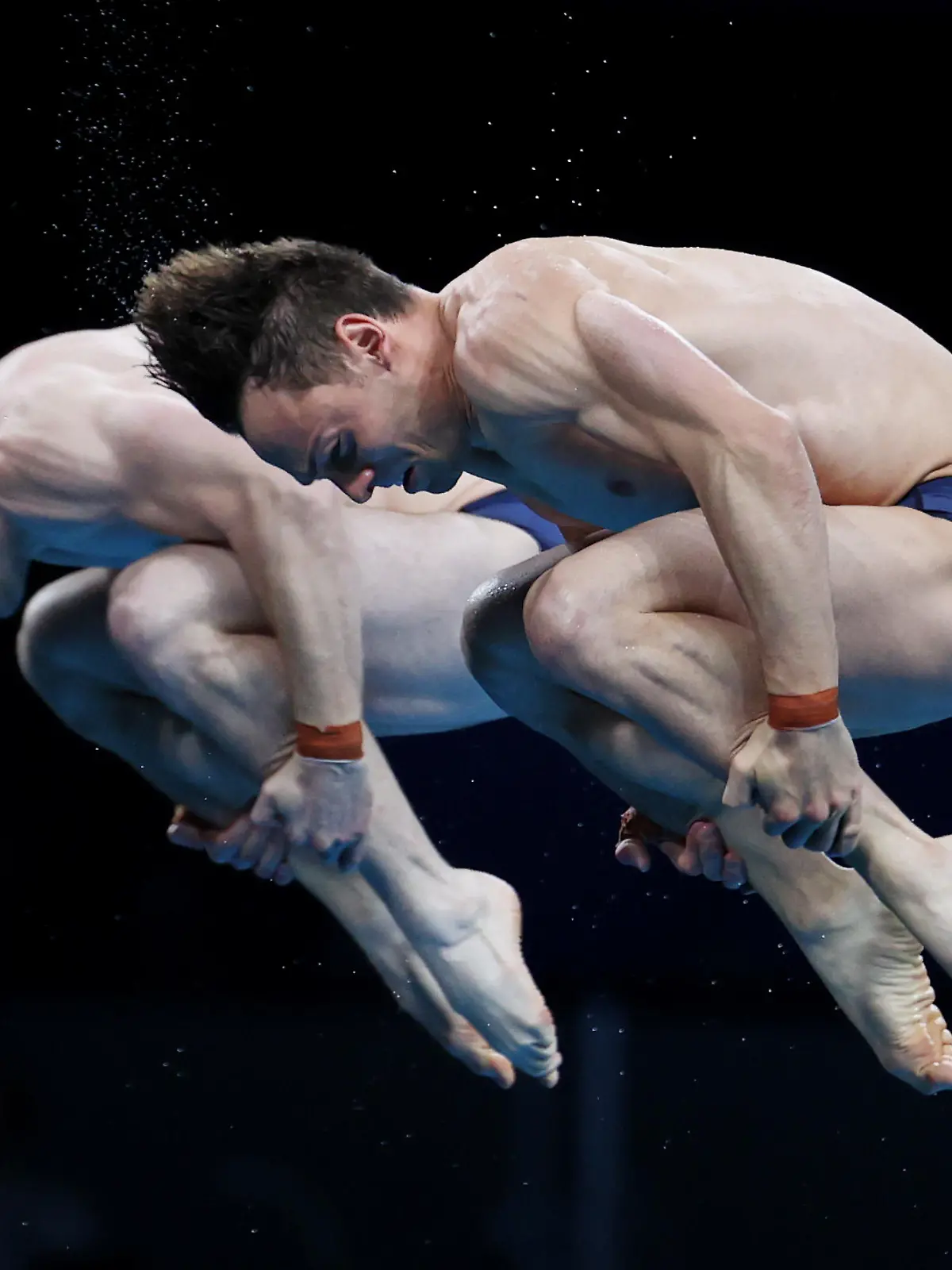 TOKYO, JAPAN - JULY 26: Tom Daley and Matty Lee of Team Great Britain compete during the Men's Synchronised 10m Platform Final on day three of the Tokyo 2020 Olympic Games at Tokyo Aquatics Centre on July 26, 2021 in Tokyo, Japan. (Photo by Al Bello/Getty Images)