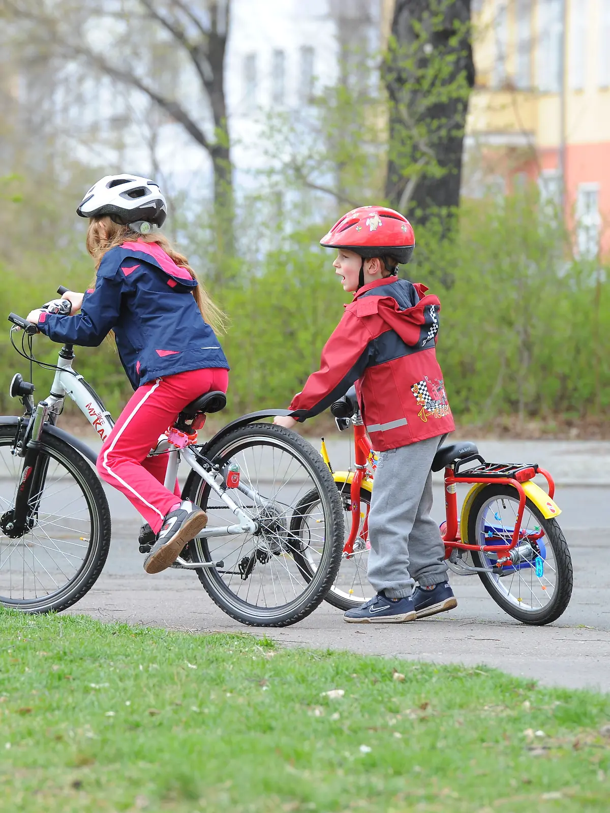 Ein Mädchen und ein Junge beim Fahrradfahren (Symbolbild).