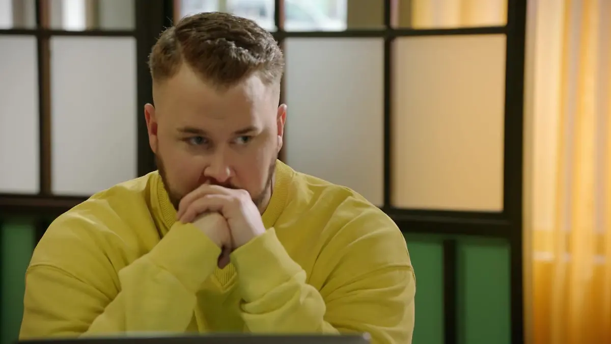 Jonas hofft, dass er Adrian mit einer Falle zur Rechenschaft ziehen kann. 