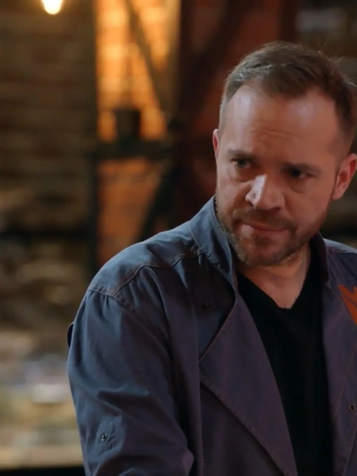 Bild zu: "Erik bittet John zu schweigen"