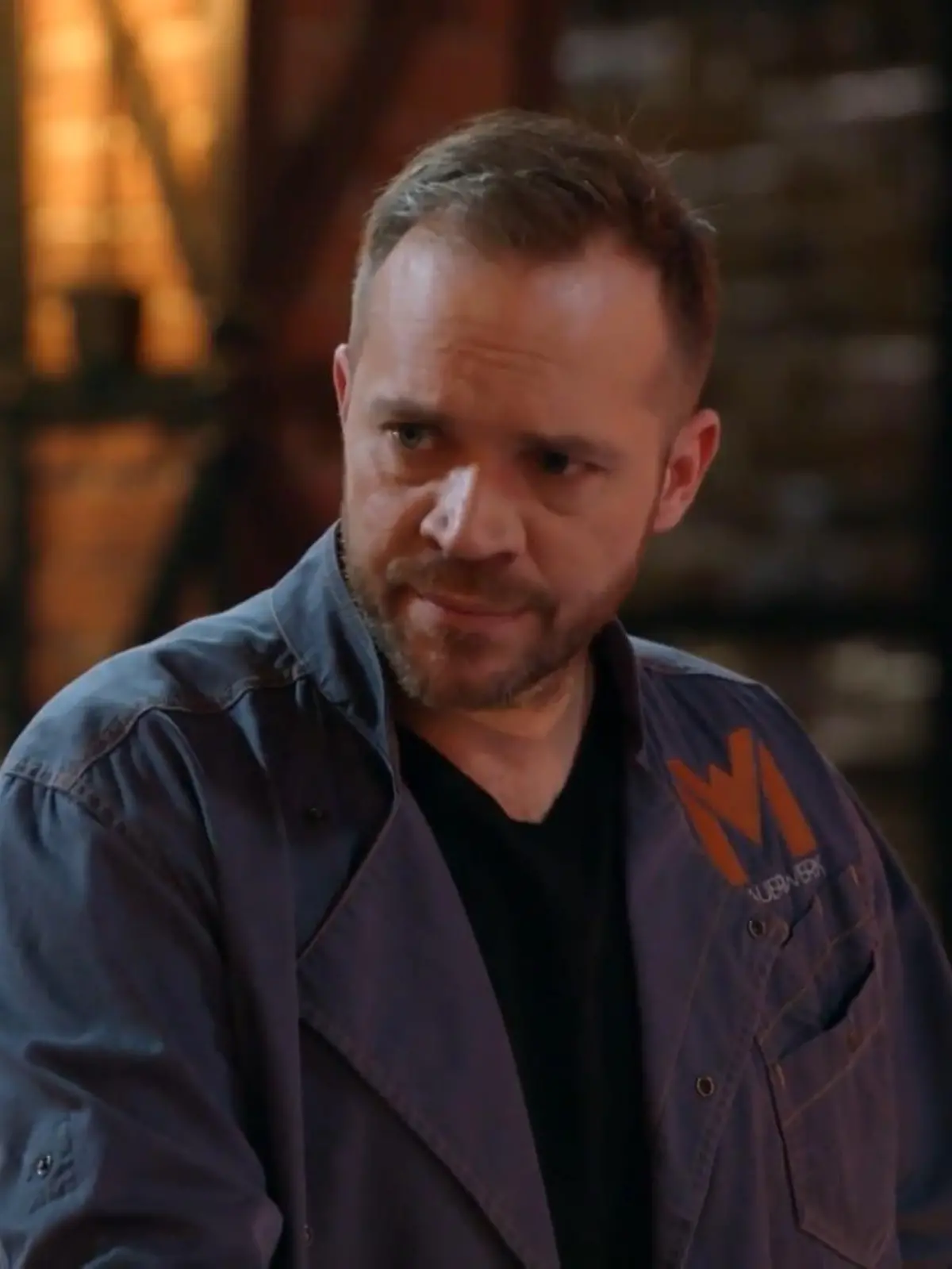 Erik bittet John um einen großen Gefallen. Lässt er sich darauf ein?