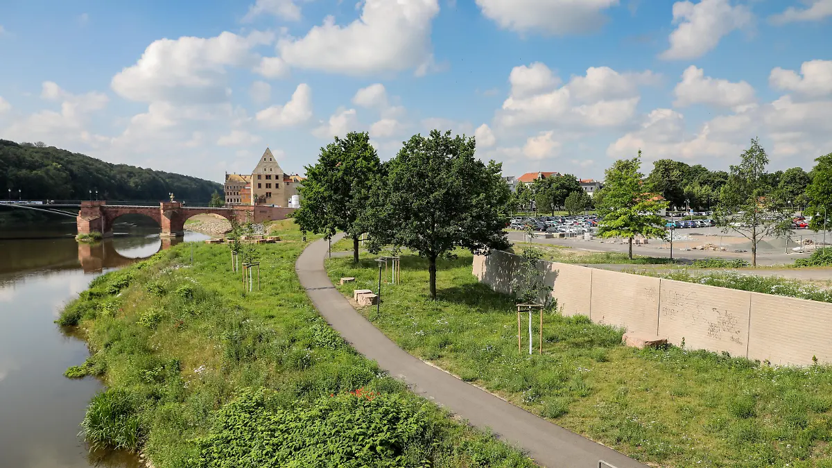 Blick auf die Hochwasserschutzanlage der Stadt Grimma.