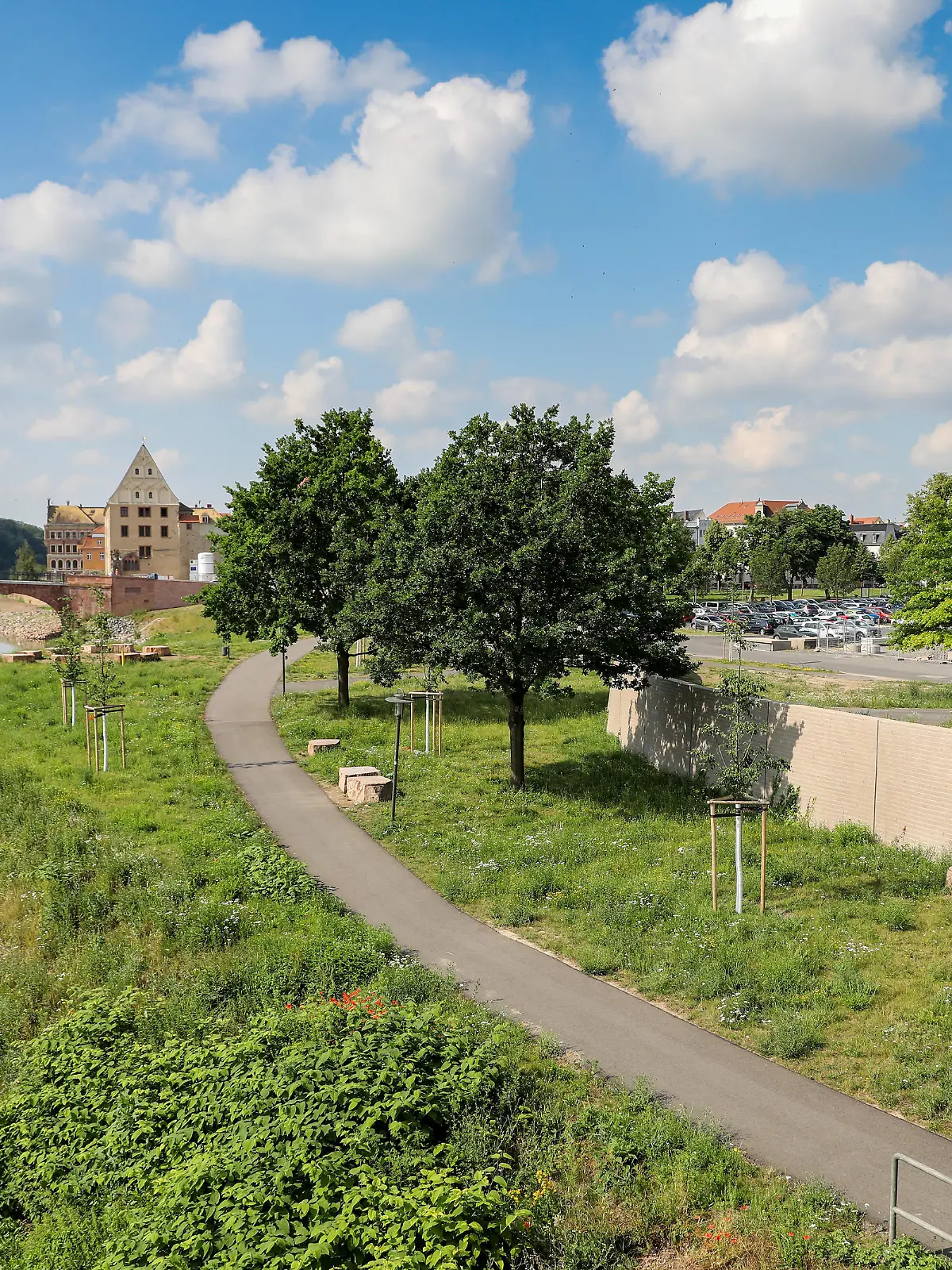 Blick auf die Hochwasserschutzanlage der Stadt Grimma.