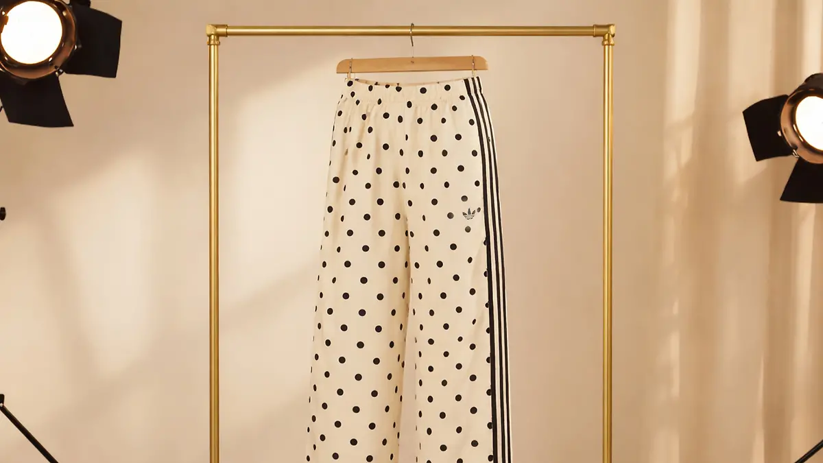 Gepunktete Jogginghose von Adidas auf einer Kleiderstange.