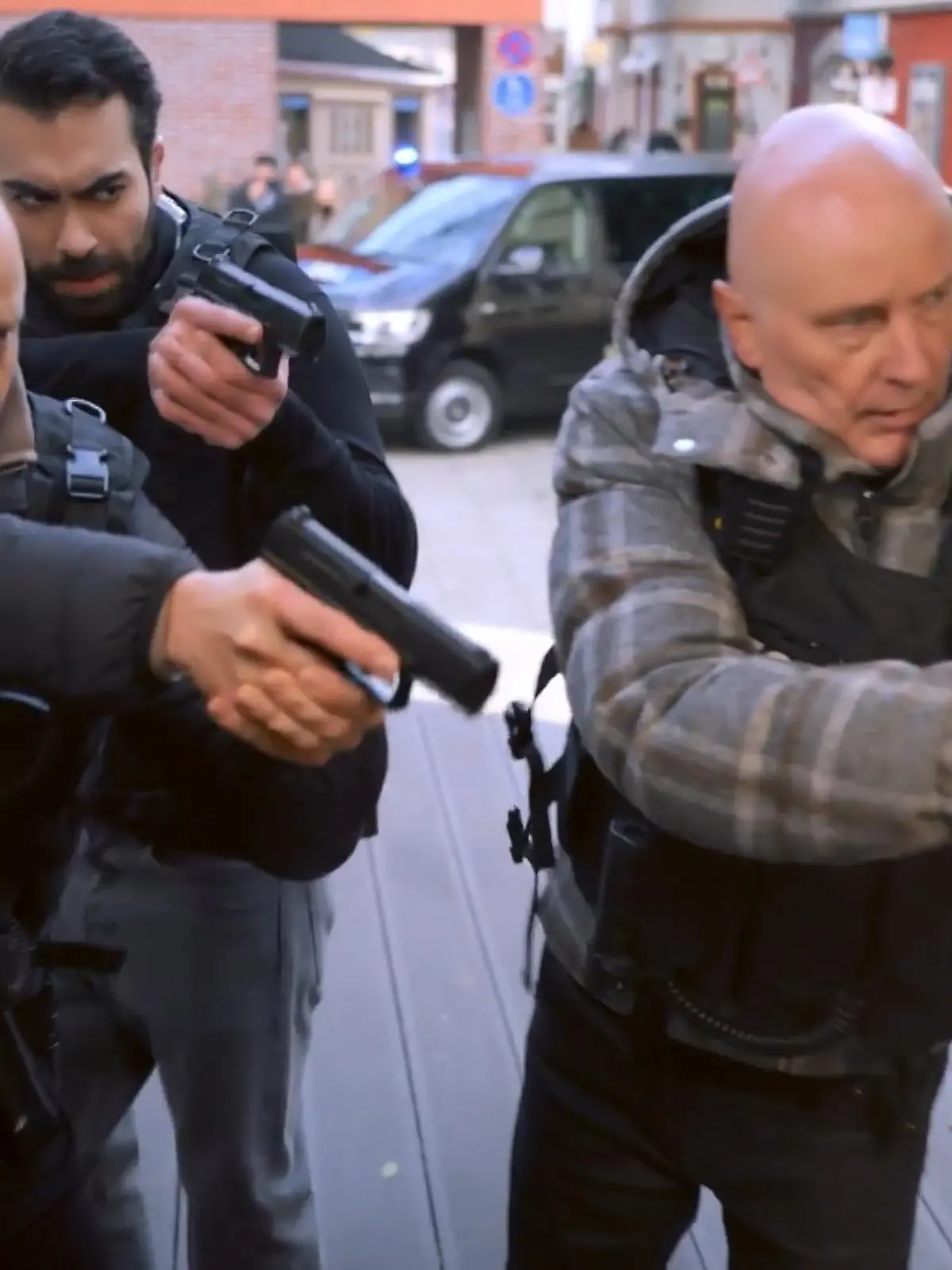 Bild zu: "Die Zollbeamten stellen Micaela"