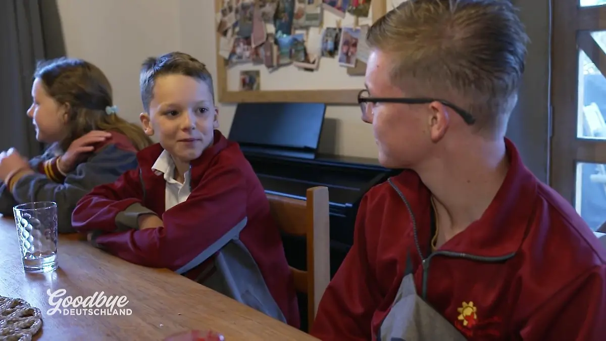 Lucas’ Geschwister lassen ihren großen Bruder ziehen Lachendes und weinendes Auge