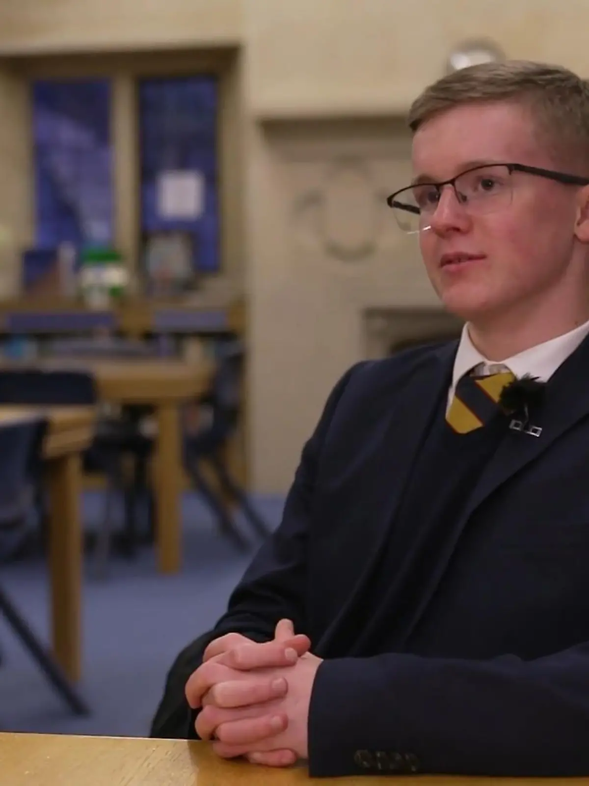 Bild zu: "Lucas fremdelt mit seinen Mitschülern"