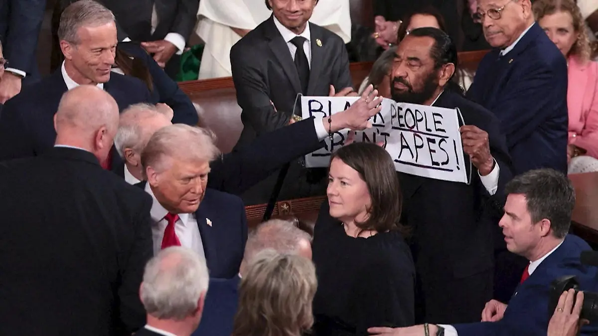 Donald Trump schmeißt Abgeordneten raus – weil er DIESES Schild hochhält Rassismus-Eklat im Plenarsaal