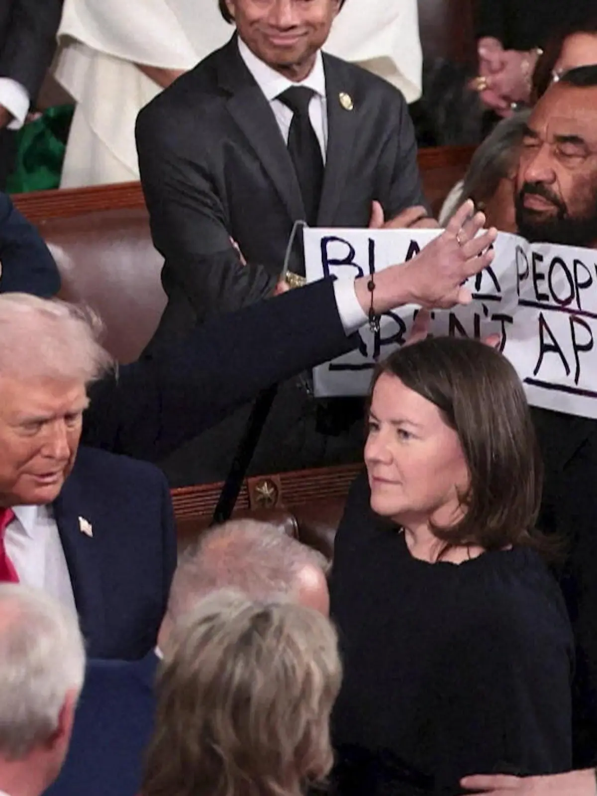 Bild zu: "Donald Trump schmeißt Abgeordneten raus – weil er DIESES Schild hochhält"