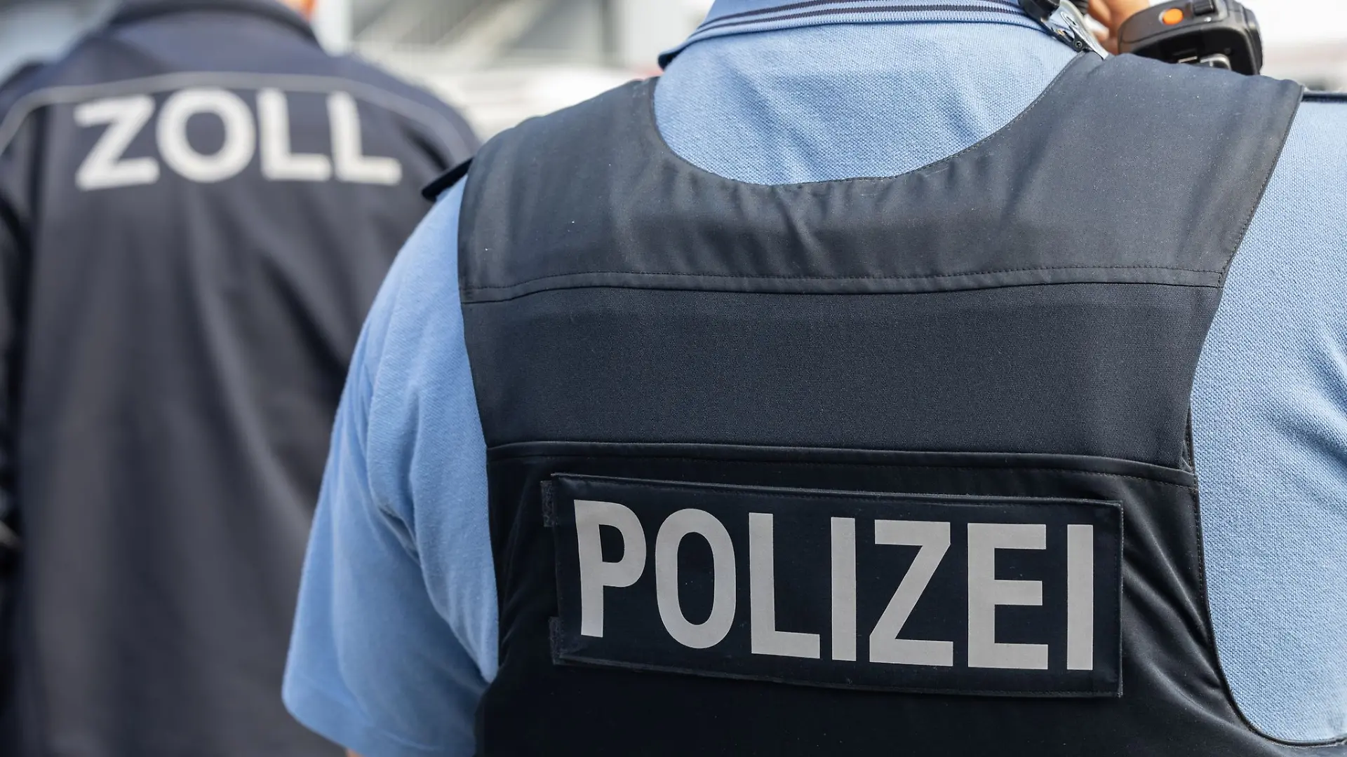 Die Polizei nahm den mutmaßlichen Drogenschmuggler am Flughafen fest. (Symbolbild)
