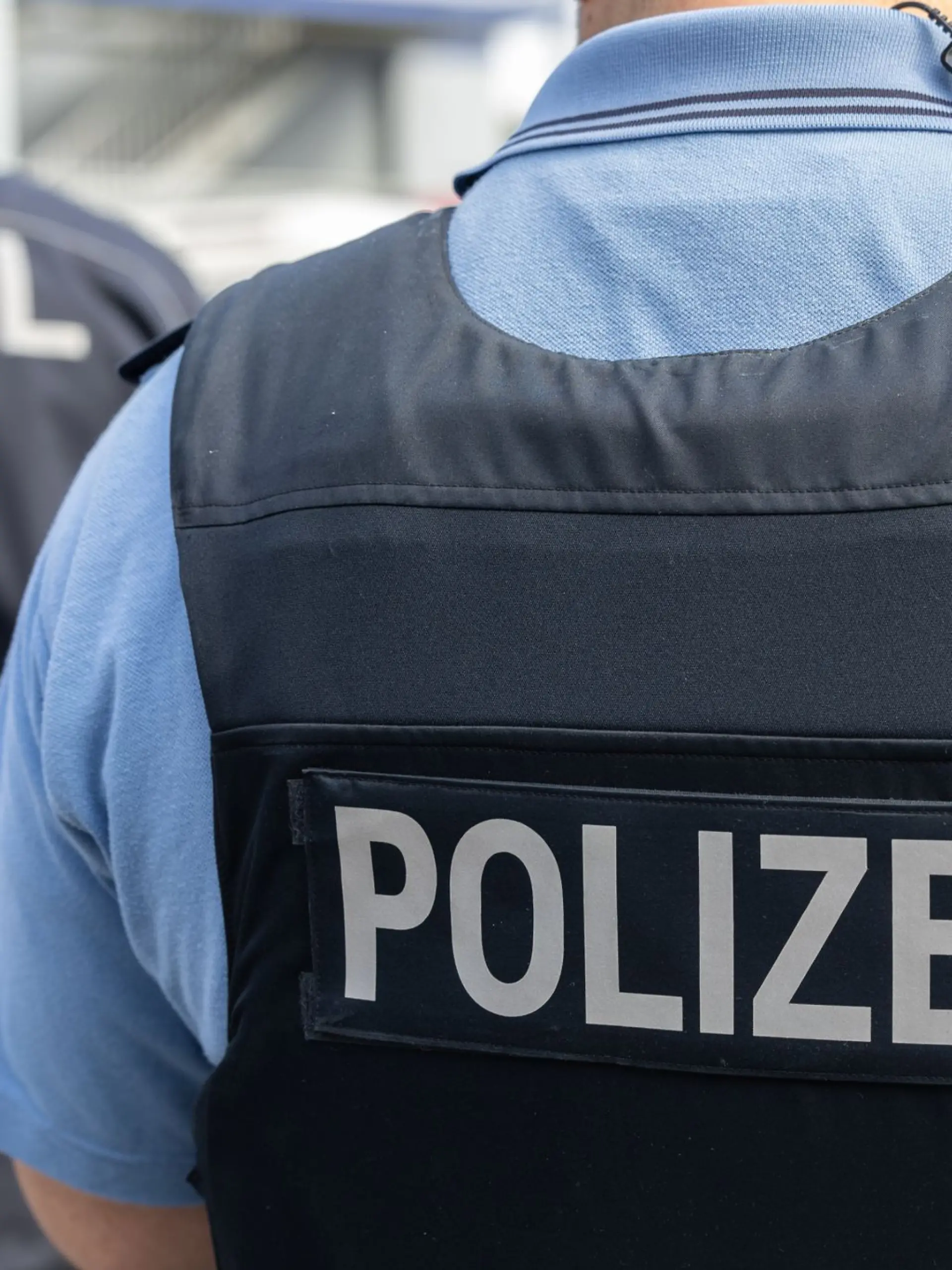 Die Polizei nahm den mutmaßlichen Drogenschmuggler am Flughafen fest. (Symbolbild)