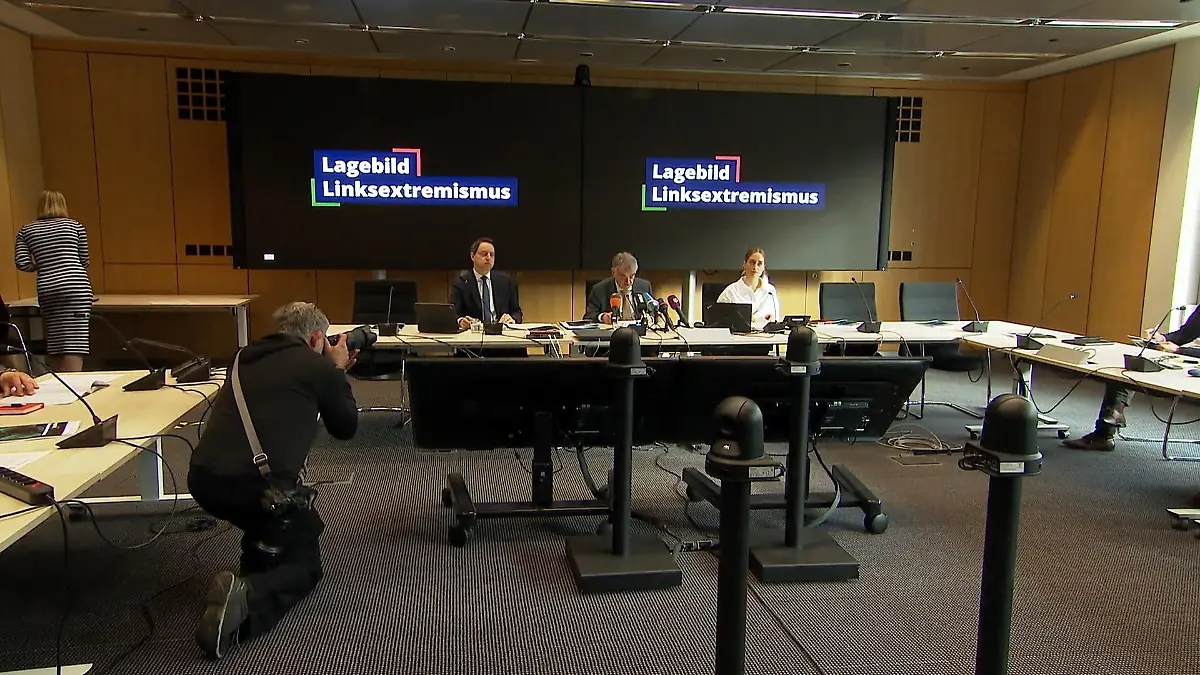 Mehr Linksextremismus in NRW Reul stellt Lagebild vor