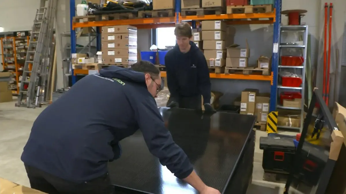 Zufriedene Mitarbeiter durch 4 Tage Woche Pilotprojekt der Wirtschaft