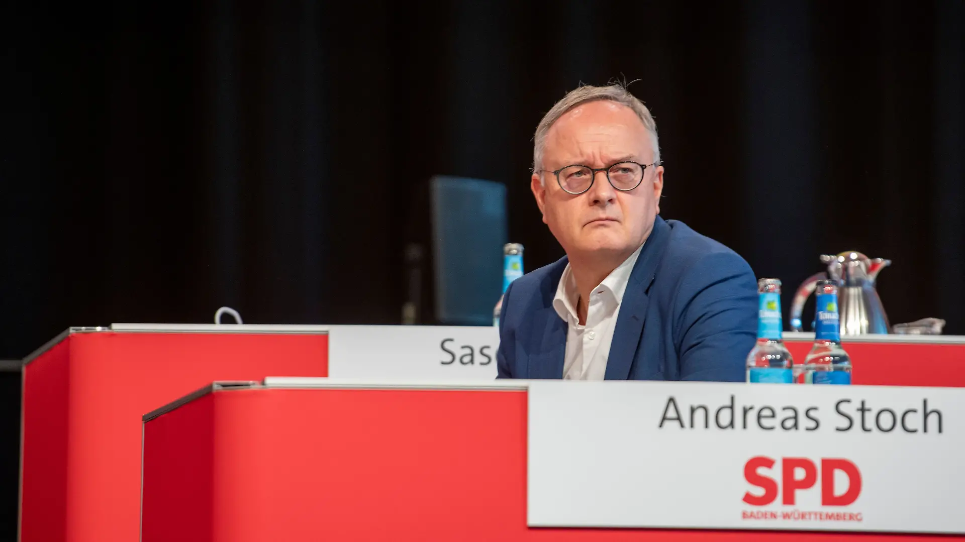  Beim Landesparteitag der SPD Baden-Württemberg sitzt Andreas Stoch, Landesvorsitzender der SPD Baden-Württemberg, in der Donauhalle auf dem Podium.