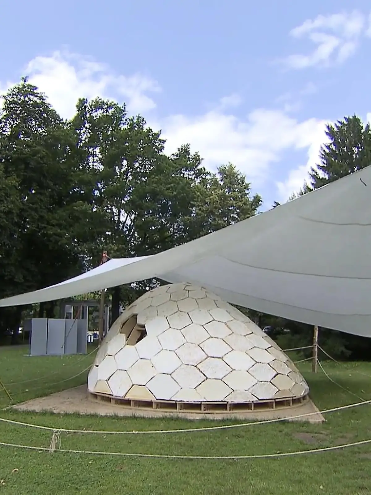 Im Metzlerpark in Frankfurt-Sachsenhausen können Besucher in Skulpturen übernachten. Partner des Projekts "TinyBe" ist das Museum Angewandte Kunst.
