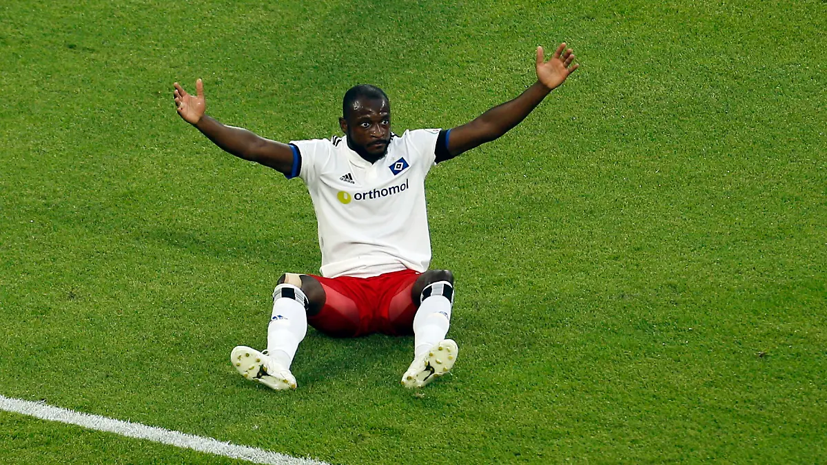 Soccer Football - 2. Bundesliga - Schalke 04 v Hamburger SV - Veltins-Arena, Gelsenkirchen, Germany - July 23, 2021  Hamburger SV's David Kinsombi appeals for a free kick REUTERS/Leon Kuegeler DFL regulations prohibit any use of photographs as image sequences and/or quasi-video.