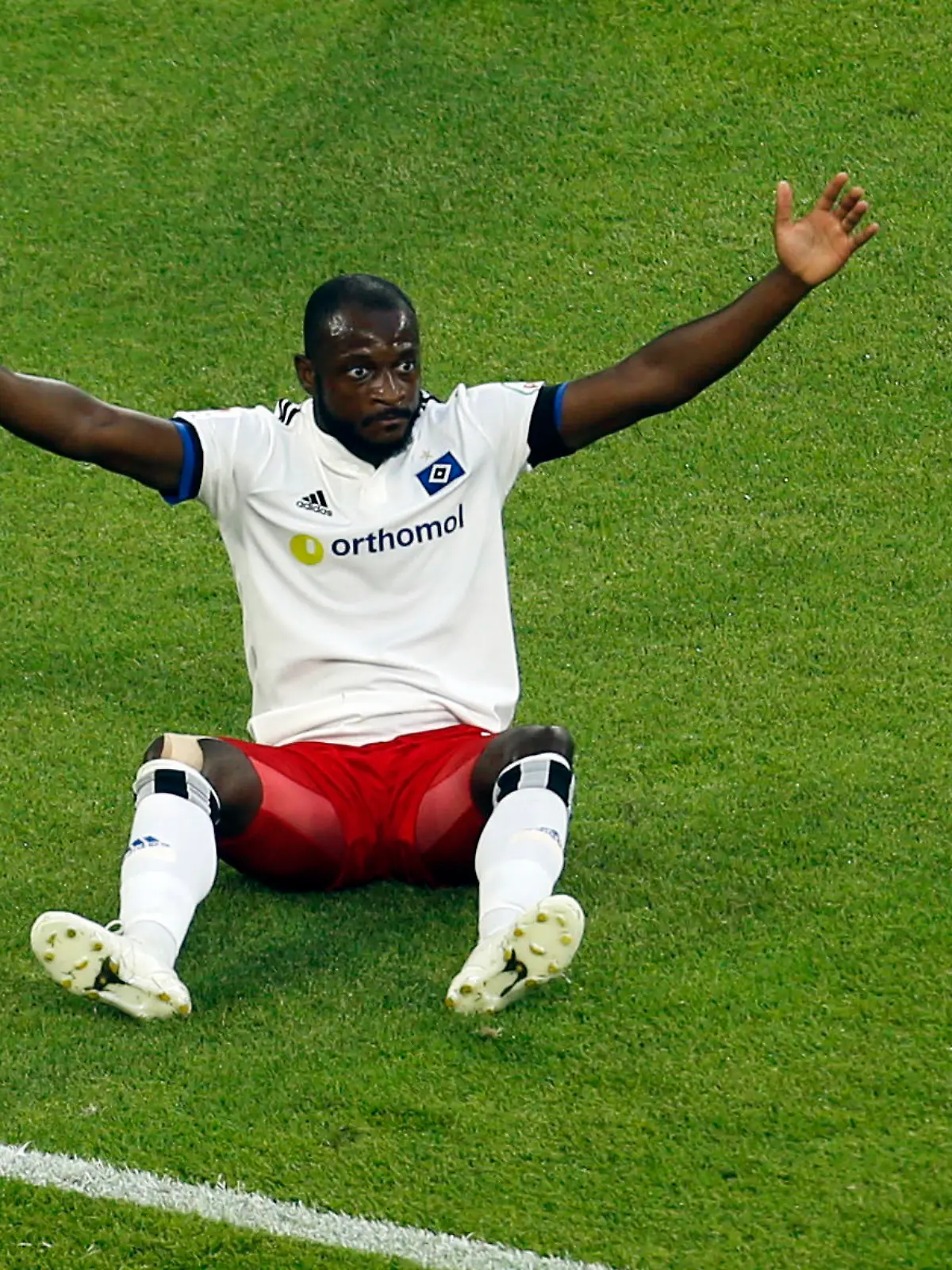 Soccer Football - 2. Bundesliga - Schalke 04 v Hamburger SV - Veltins-Arena, Gelsenkirchen, Germany - July 23, 2021  Hamburger SV's David Kinsombi appeals for a free kick REUTERS/Leon Kuegeler DFL regulations prohibit any use of photographs as image sequences and/or quasi-video.