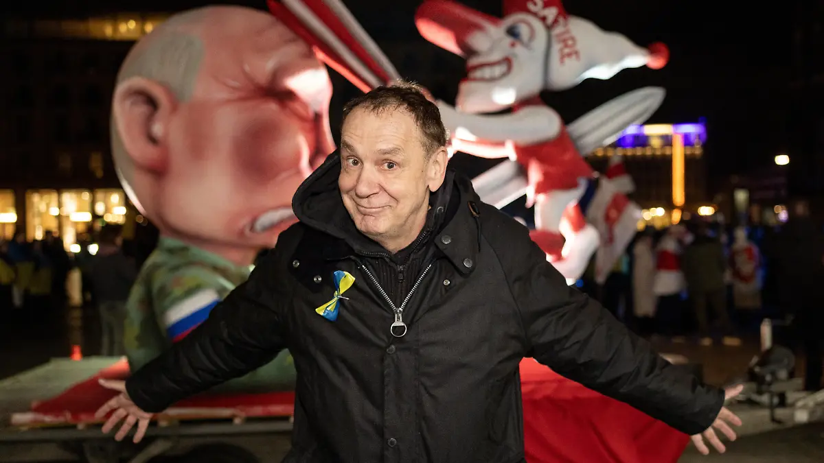 Künster Jacques Tilly vor seinem Mottwagen, Putin spiesst den Düsseldorfer Hoppeditz auf - Kundgebung auf dem Roncalliplatz in Köln anlässlich des Jahrestages des russischen Großangriffs auf die Ukraine. Veranstalter rufen zur Solidarität mit der Ukraine sowie zur Unterstützung von Frieden, Souveränität und Menschenrechten auf. Die Veranstaltung richtet sich an Bürgerinnen und Bürger, die ein Zeichen gegen den Krieg und für internationale Solidarität setzen wollen.