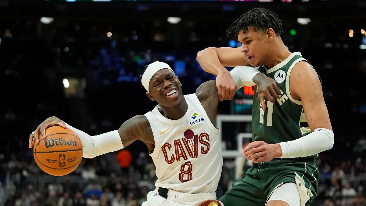 Dennis Schröder (l) stand bei Cleveland in der Startformation.