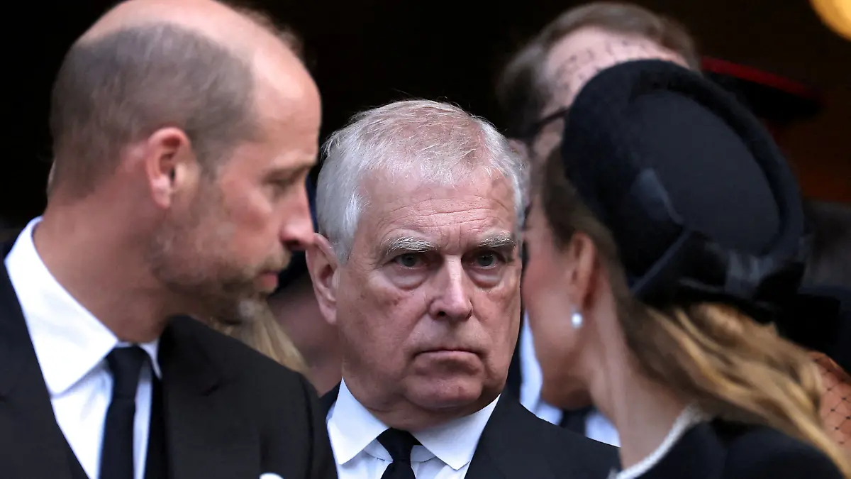 Der britische Prinz Andrew steht neben Prinz William und seiner Frau Catherine, Prinzessin von Wales, als sie am Tag der Beerdigung der britischen Katharine, Herzogin von Kent, am 16. September 2025 in London die Westminster Cathedral nach der Requiem-Messe verlassen. 