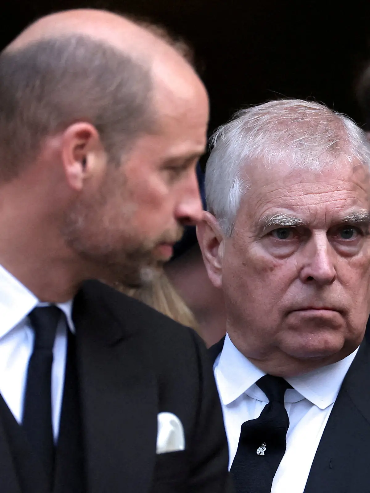 Der britische Prinz Andrew steht neben Prinz William und seiner Frau Catherine, Prinzessin von Wales, als sie am Tag der Beerdigung der britischen Katharine, Herzogin von Kent, am 16. September 2025 in London die Westminster Cathedral nach der Requiem-Messe verlassen. 