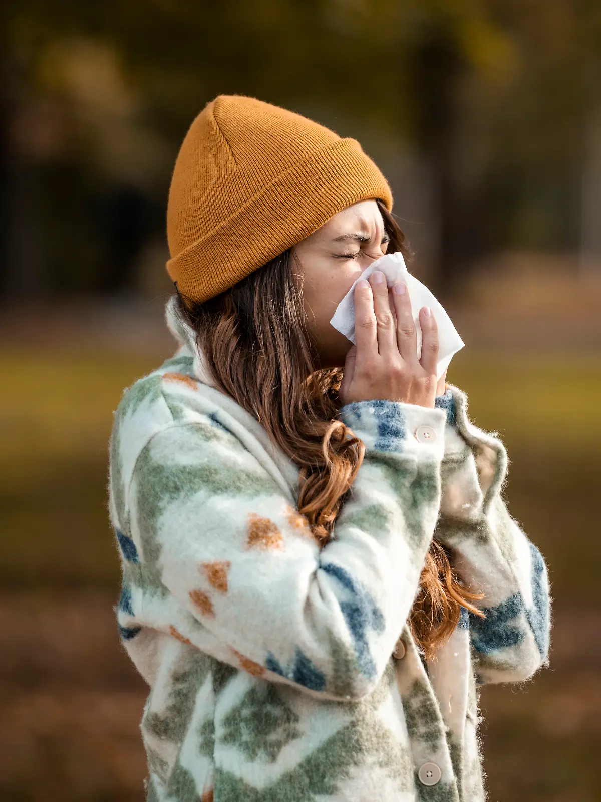 Frau putzt sich die Nase (Symbolfoto)