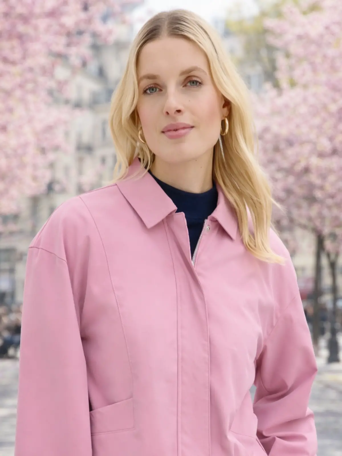 Frau trägt eine Jacke von Bonprix.