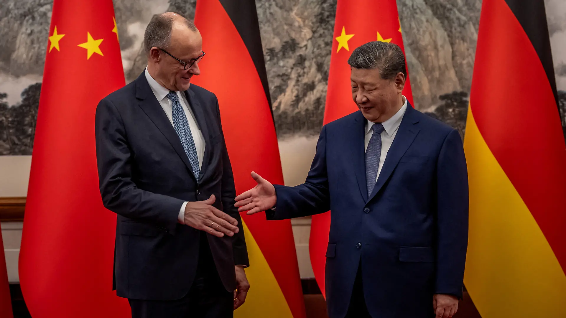 Bundeskanzler Friedrich Merz beim Händeschütteln mit Chinas Staats- und Parteichef Xi Jinping