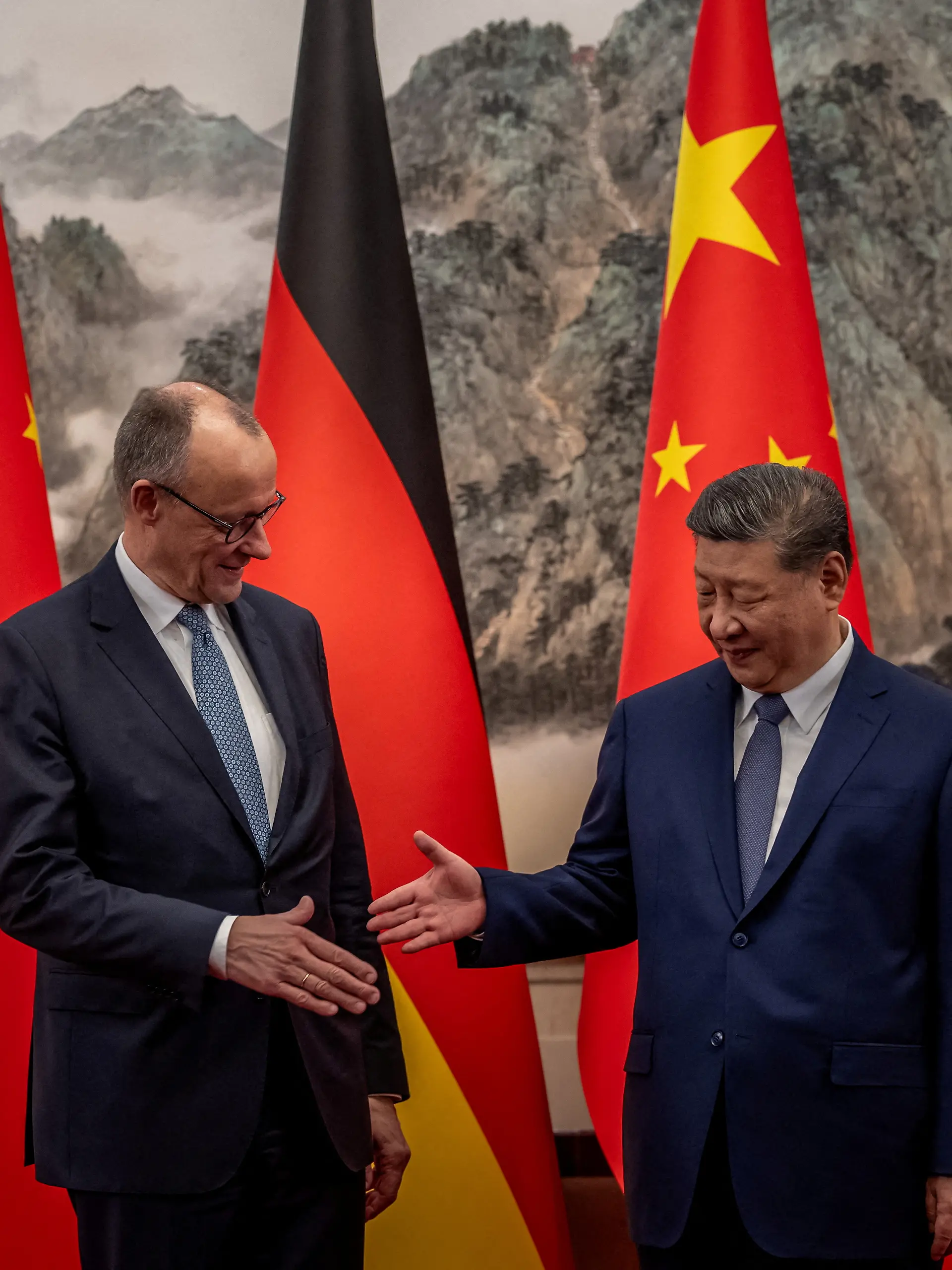 Bundeskanzler Friedrich Merz beim Händeschütteln mit Chinas Staats- und Parteichef Xi Jinping