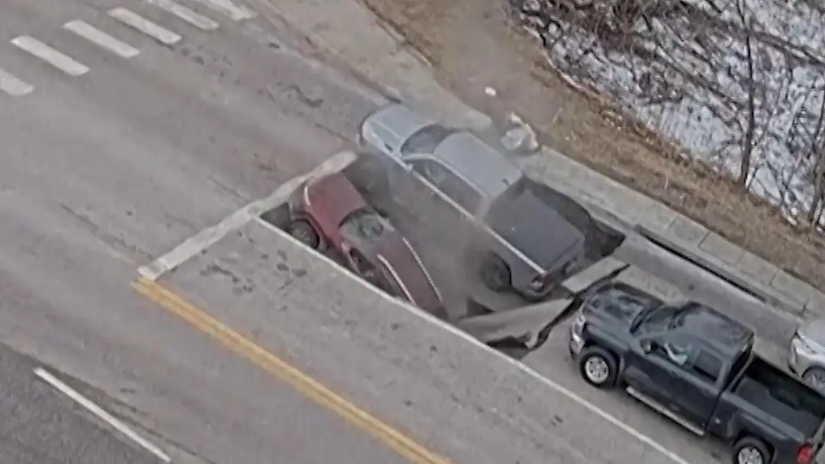 Plötzlich stürzt die Straße ein! Erdloch verschluckt Autos Als sie an der Ampel warten