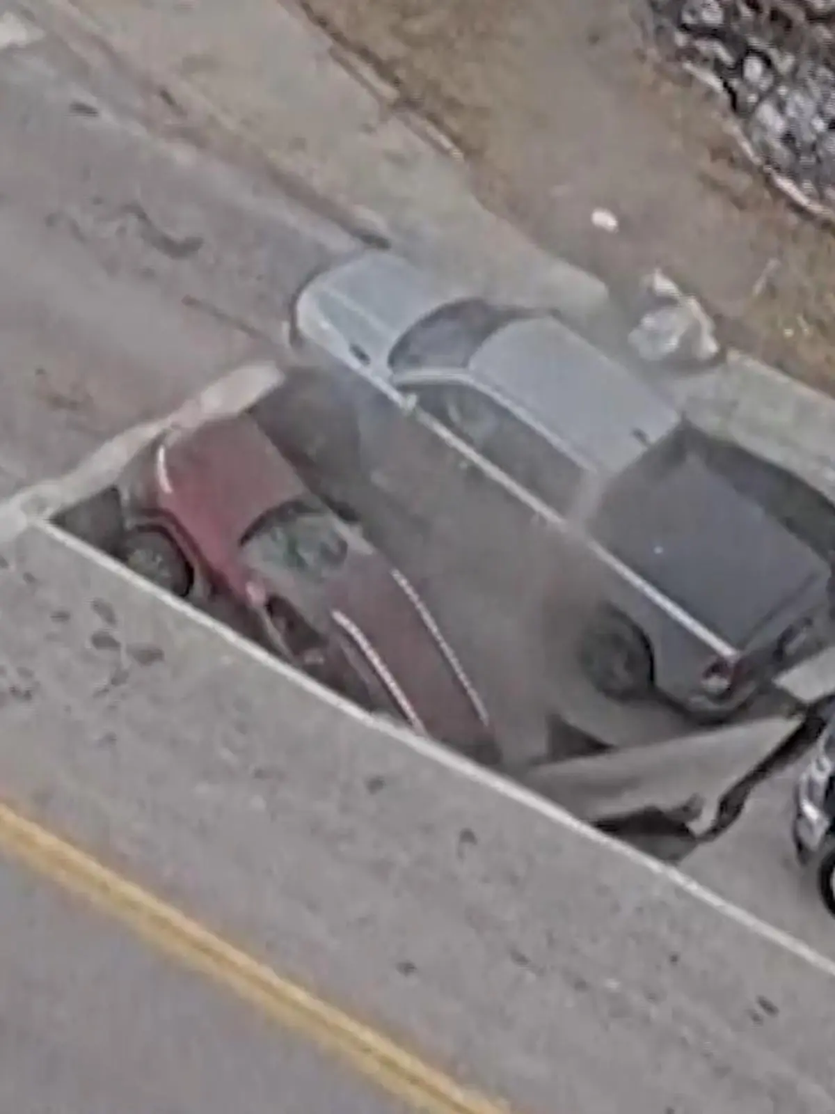 Bild zu: "Plötzlich stürzt die Straße ein! Erdloch verschluckt Autos"