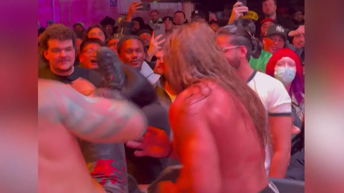 Sie wollte nur ein Selfie! Wrestler tritt Fan voll ins Gesicht Seine schmerzhafte Strafe folgt sofort