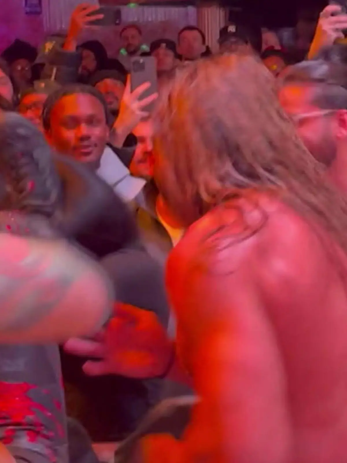 Bild zu: "Sie wollte nur ein Selfie! Wrestler tritt Fan voll ins Gesicht"