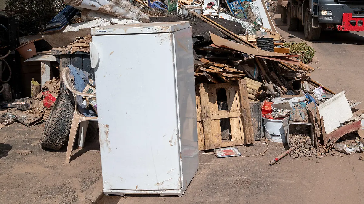 20.07.2021, Rheinland-Pfalz, Trier: Berge von zerstörtem Mobiliar und Elektroschrott türmen sich auch Tage nach dem Hochwasser im Trierer Stadtteil Ehrang. Zahlreiche Häuser im Ort waren betroffen, Bewohner mussten evakuiert werden. Foto: Harald Tittel/dpa +++ dpa-Bildfunk +++
