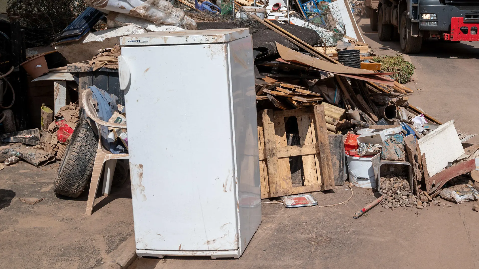 20.07.2021, Rheinland-Pfalz, Trier: Berge von zerstörtem Mobiliar und Elektroschrott türmen sich auch Tage nach dem Hochwasser im Trierer Stadtteil Ehrang. Zahlreiche Häuser im Ort waren betroffen, Bewohner mussten evakuiert werden. Foto: Harald Tittel/dpa +++ dpa-Bildfunk +++