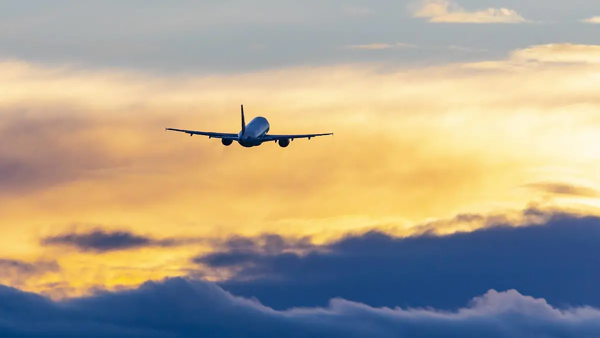 DEU, Deutschland, Baden-Württemberg, Stuttgart, 27.04.2019 - Flughafen Stuttgart. IATA-Code: STR. ICAO-Code: EDDS. Flugzeug auf dem Vorfeld. // Registrierung: OK-NEN, Eurowings, Airbus A319-100, beim Start. *** DEU Deutschland Baden Württemberg Stuttgart 27 04 2019 Flughafen Stuttgart IATA Code STR ICAO Code EDDS Aircraft on the apron Registration OK NEN Eurowings Airbus A319 100 at takeoff