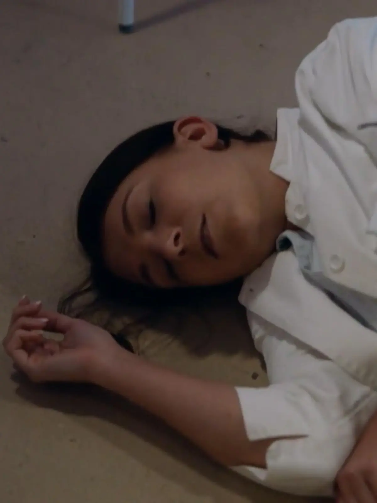 Bild zu: "Plötzlich bricht Lilly mitten in einem Arbeitsnotfall zusammen"