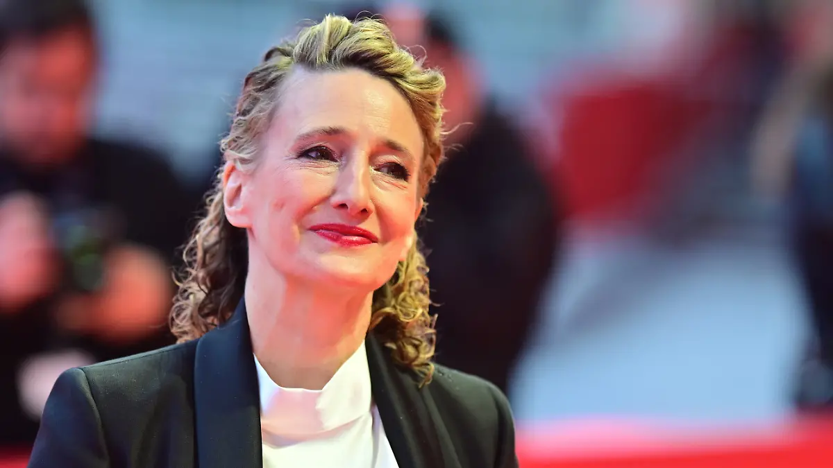 Festivalchefin Tricia Tuttle steht bei der Ankunft zur Preisverleihung der Berlinale auf dem Roten Teppich vor dem Berlinale Palast. (zu dpa: «Lehmann mahnt fairen Umgang mit Berlinale-Chefin Tuttle an») +++ dpa-Bildfunk +++