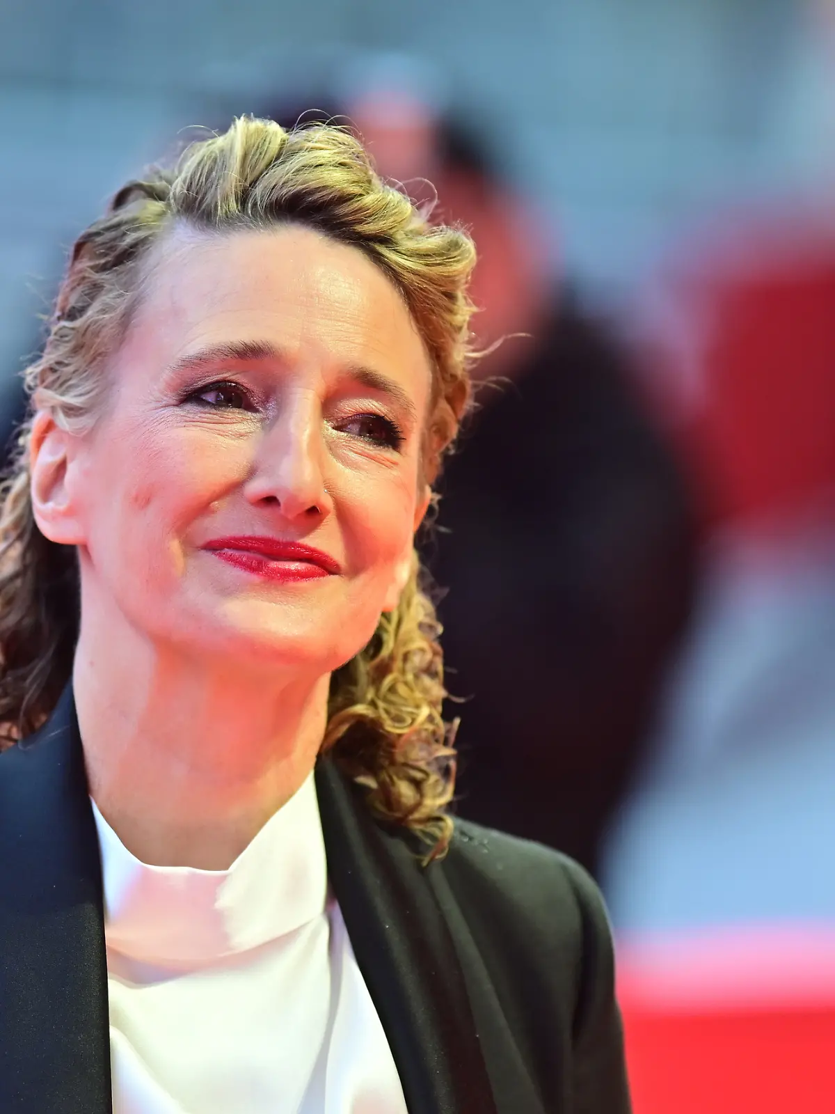Festivalchefin Tricia Tuttle steht bei der Ankunft zur Preisverleihung der Berlinale auf dem Roten Teppich vor dem Berlinale Palast. (zu dpa: «Lehmann mahnt fairen Umgang mit Berlinale-Chefin Tuttle an») +++ dpa-Bildfunk +++