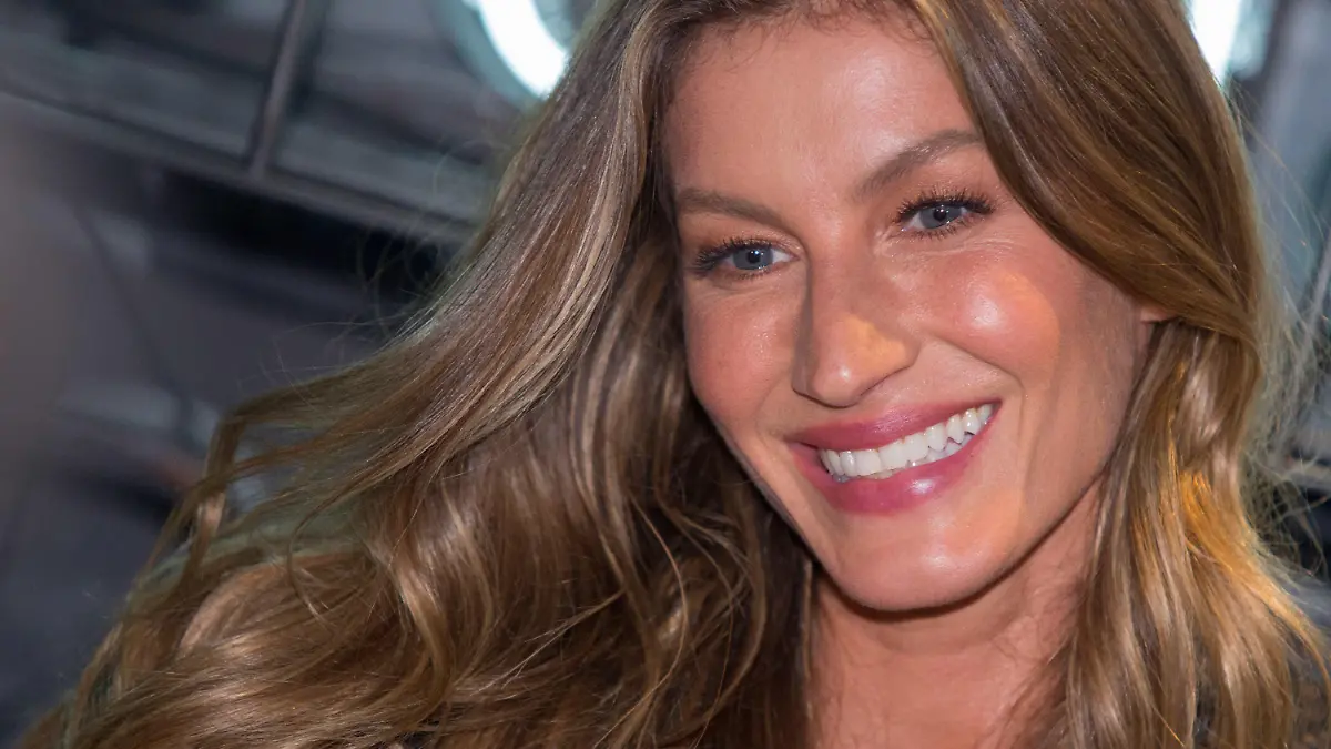 ARCHIV - 16.08.2017, Brasilien, São Paulo: Das brasilianische Topmodel Gisele Bündchen besucht die Präsentation der Sommerkollektion von Rosa Cha in Sao Paulo. Das Super-Supermodel mit deutschen Wurzeln wird 40 Jahre alt. (zu dpa: «Das Super-Supermodel mit deutschen Wurzeln - Gisele Bündchen wird 40») Foto: Paulo Lopes/ZUMA Wire/dpa +++ dpa-Bildfunk +++