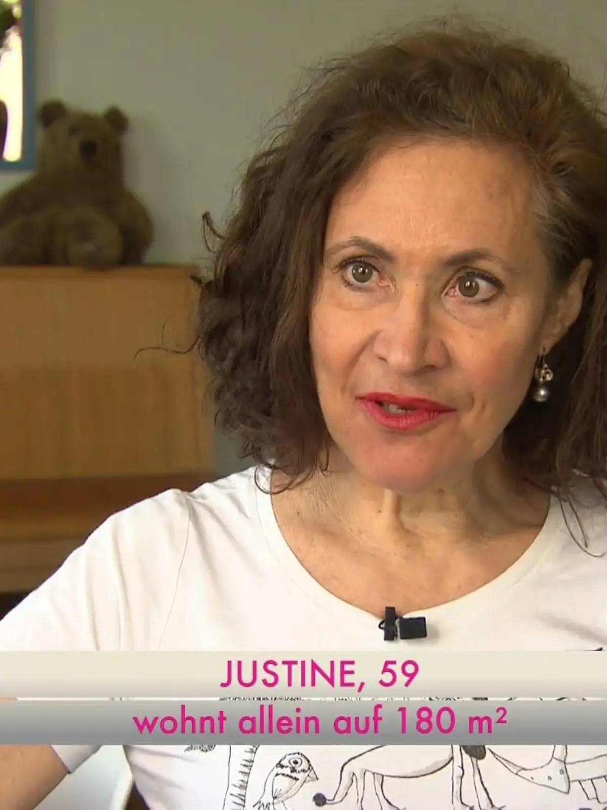 Bild zu: "Autorin Justine auf modischer Mission"