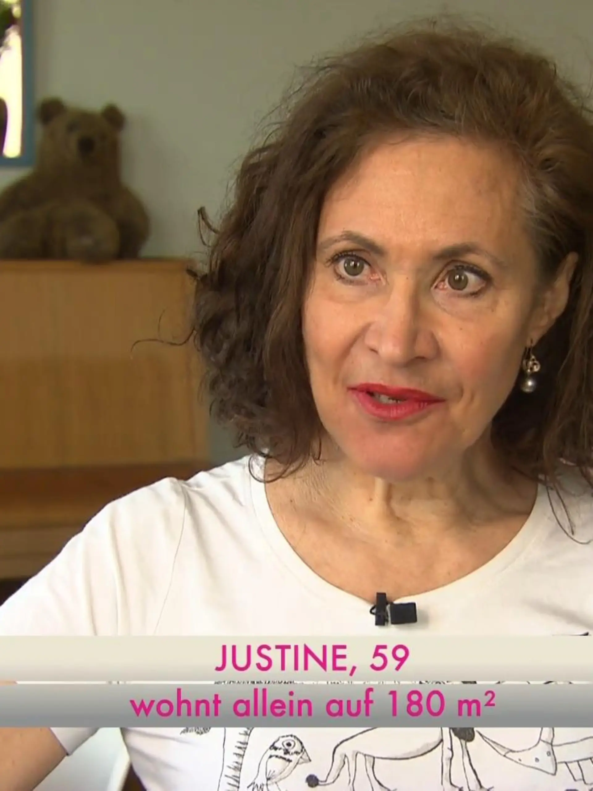 Bild zu: "Autorin Justine auf modischer Mission"